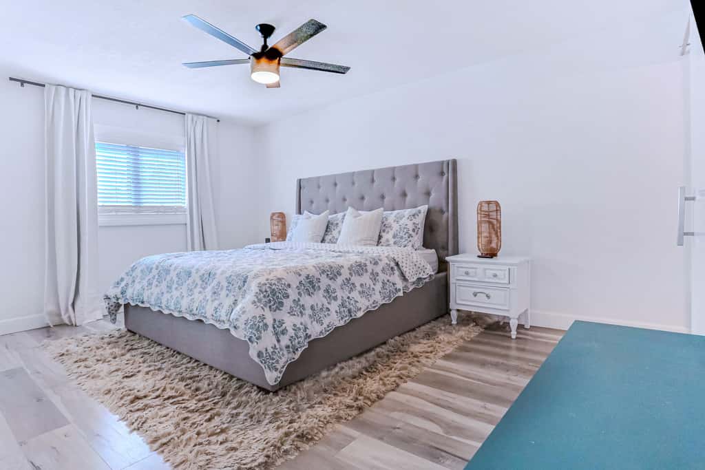 Large heated pool home with backyard oasis, AC and Wifi