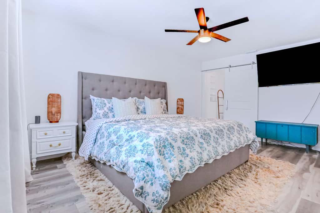 Large heated pool home with backyard oasis, AC and Wifi