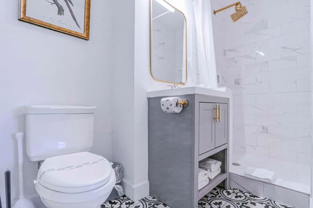 Large heated pool home with backyard oasis, AC and Wifi