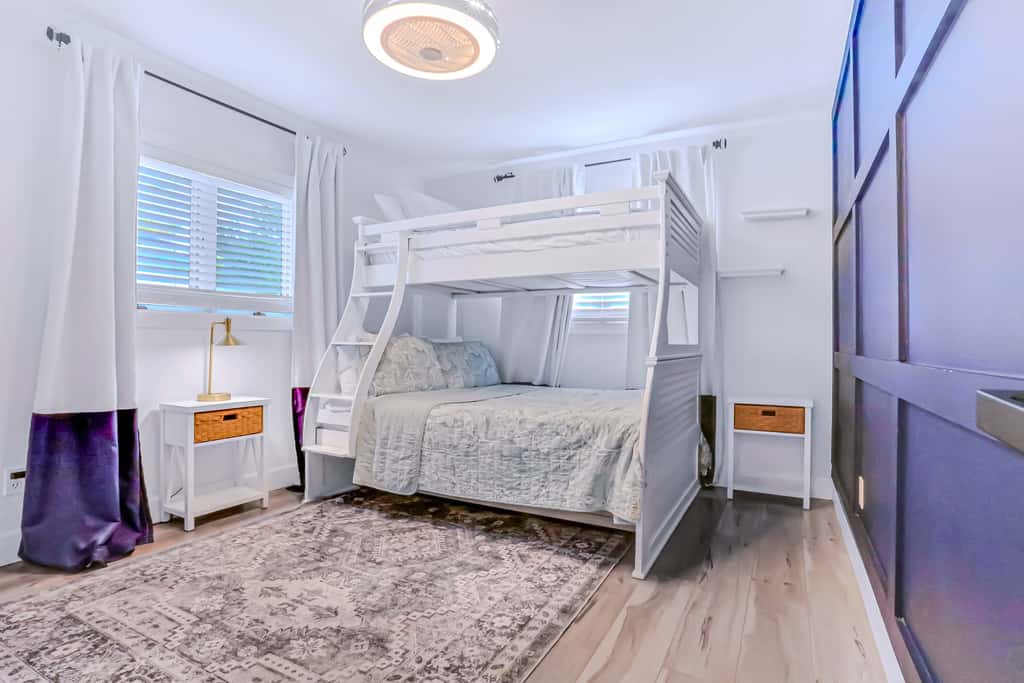 Large heated pool home with backyard oasis, AC and Wifi