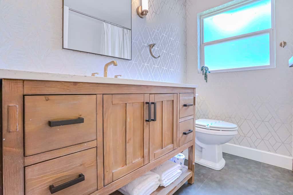 Large heated pool home with backyard oasis, AC and Wifi