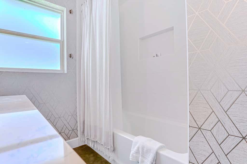 Large heated pool home with backyard oasis, AC and Wifi