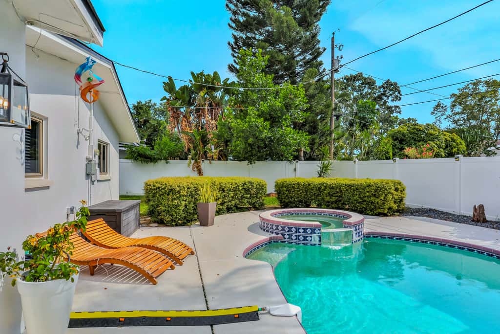 Large heated pool home with backyard oasis, AC and Wifi