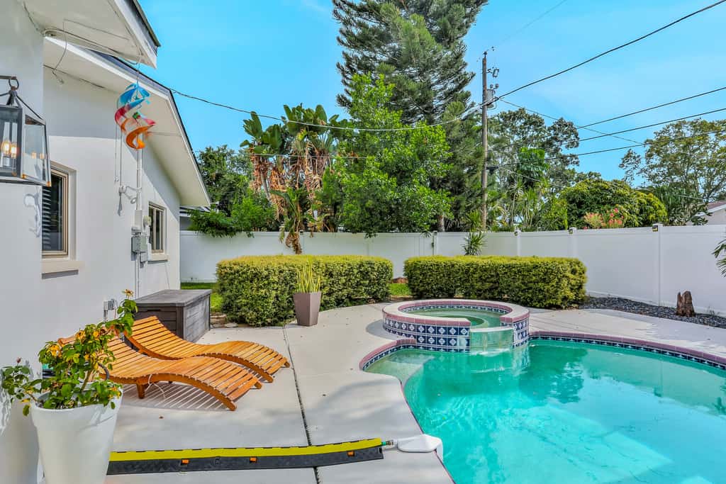 Large heated pool home with backyard oasis, AC and Wifi