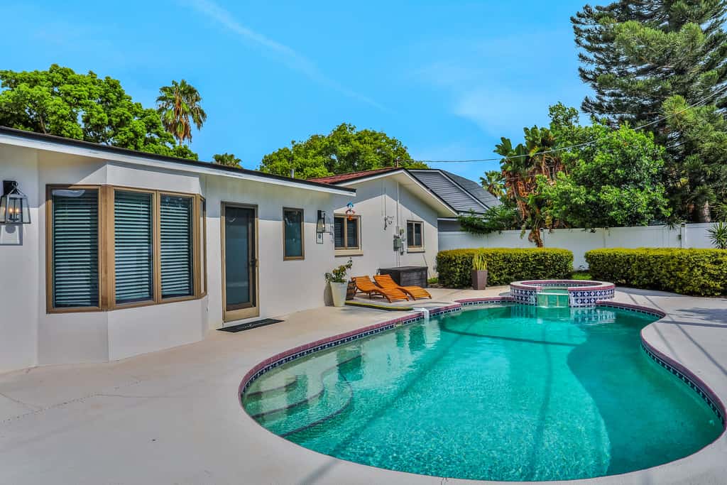 Large heated pool home with backyard oasis, AC and Wifi