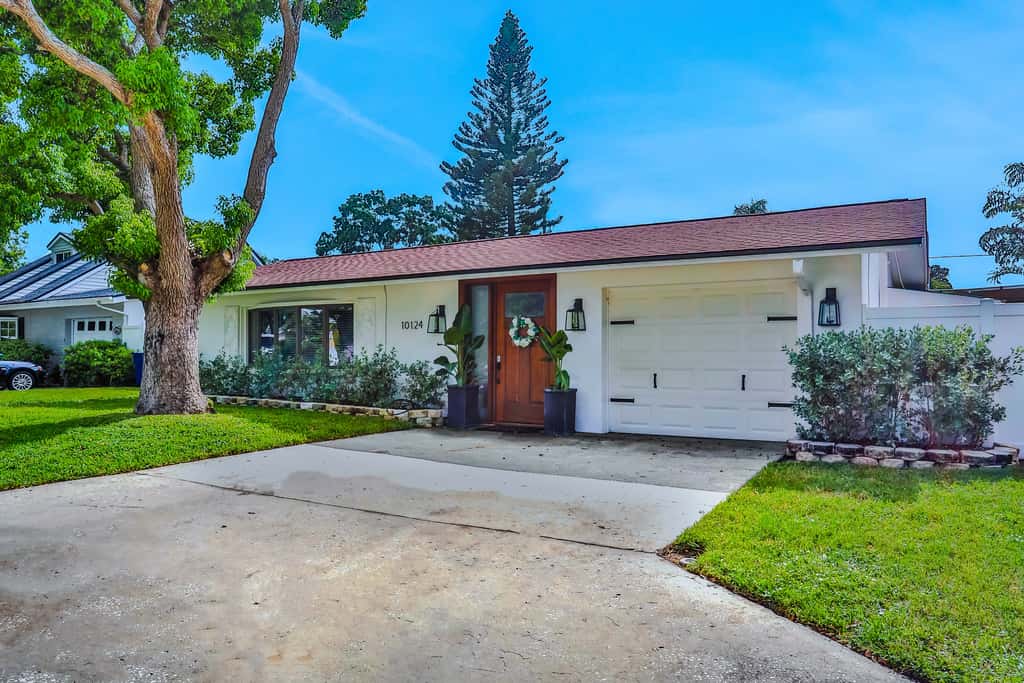 Large heated pool home with backyard oasis, AC and Wifi
