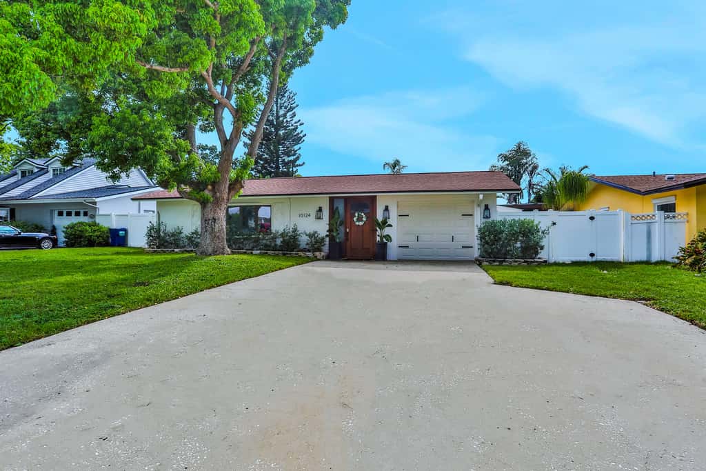 Large heated pool home with backyard oasis, AC and Wifi