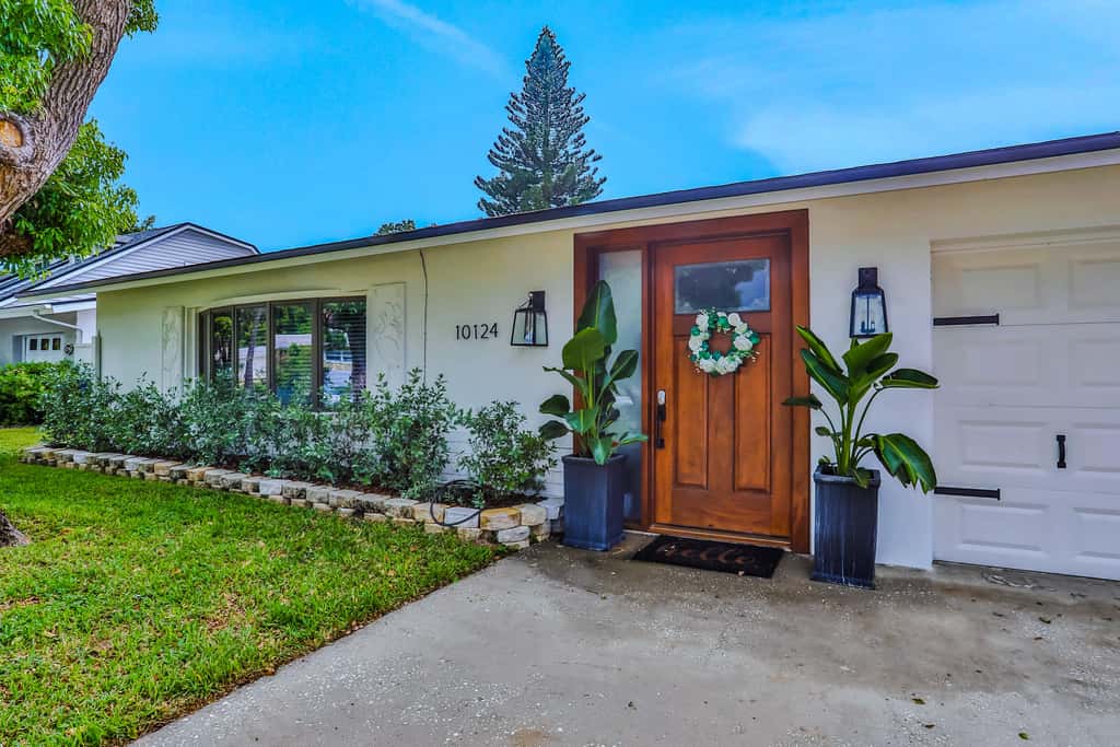 Large heated pool home with backyard oasis, AC and Wifi