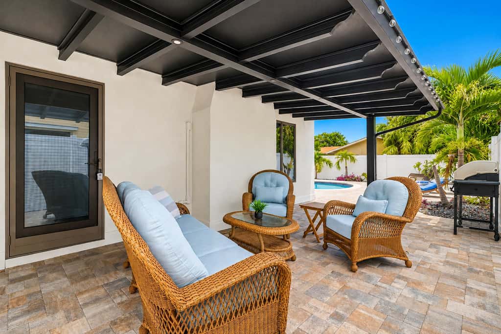 Large heated pool home with backyard oasis, AC and Wifi