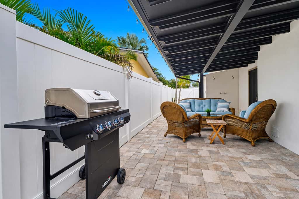 Large heated pool home with backyard oasis, AC and Wifi