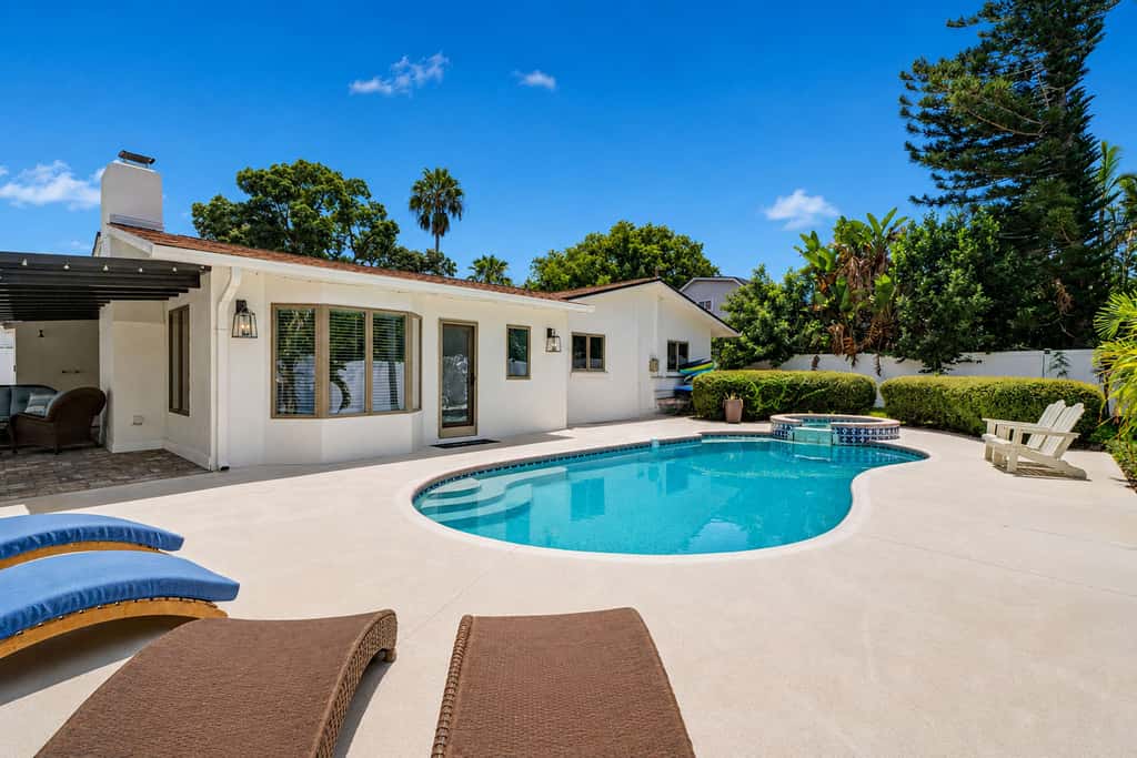 Large heated pool home with backyard oasis, AC and Wifi