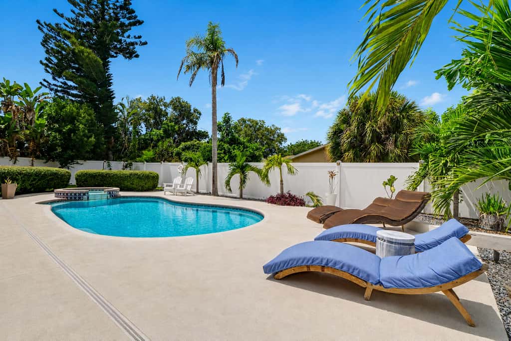 Large heated pool home with backyard oasis, AC and Wifi