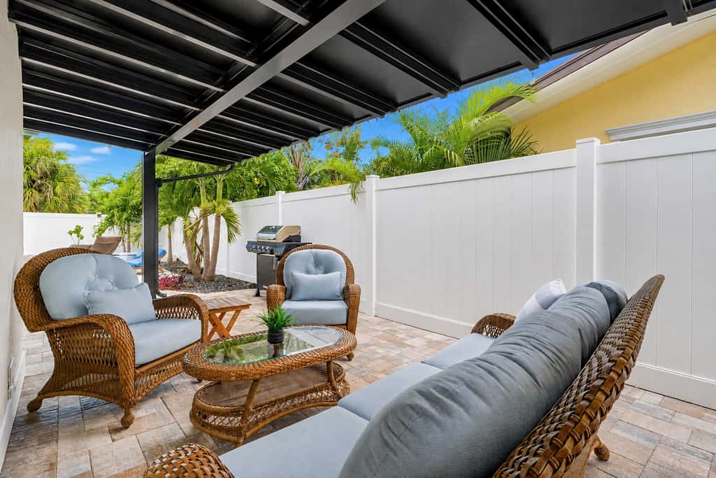 Large heated pool home with backyard oasis, AC and Wifi