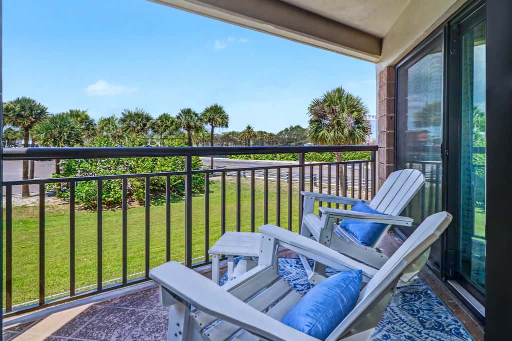 Beachfront St. Pete Condo w/ Heated Pool & Balcony
