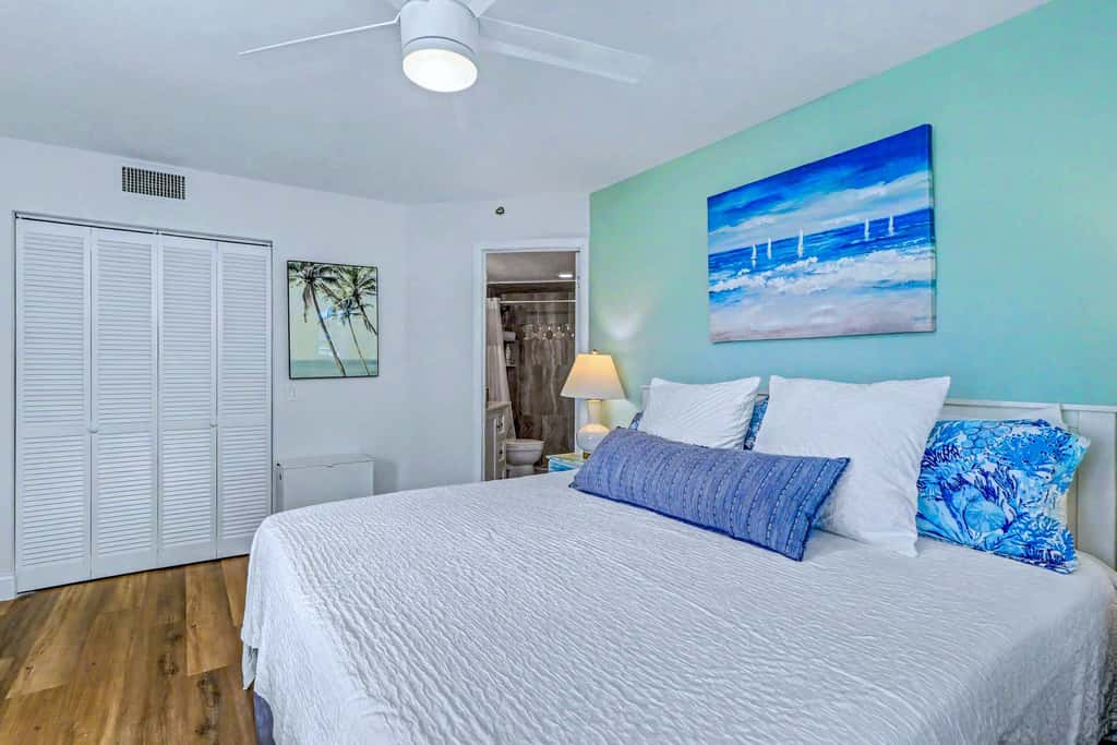 Beachfront St. Pete Condo w/ Heated Pool & Balcony