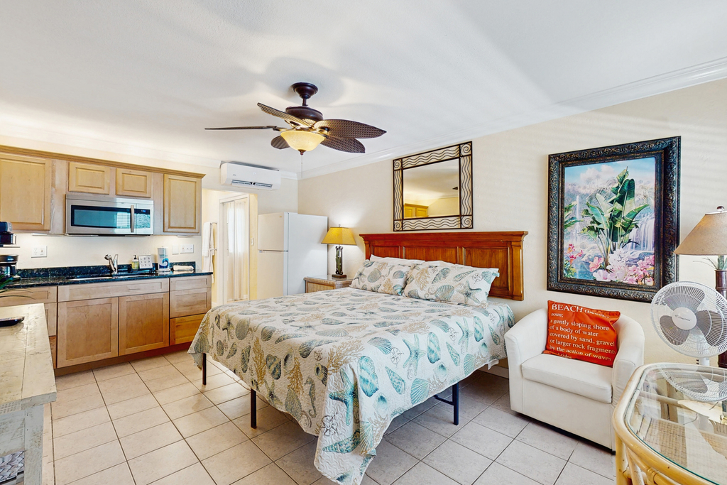 Charming dog friendly studio with WiFi shared washer dryer snowbirds OK