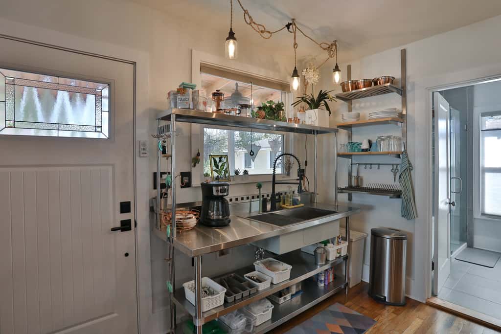 Dog Friendly Second Floor Retreat with WiFi Private Patio and Great Location