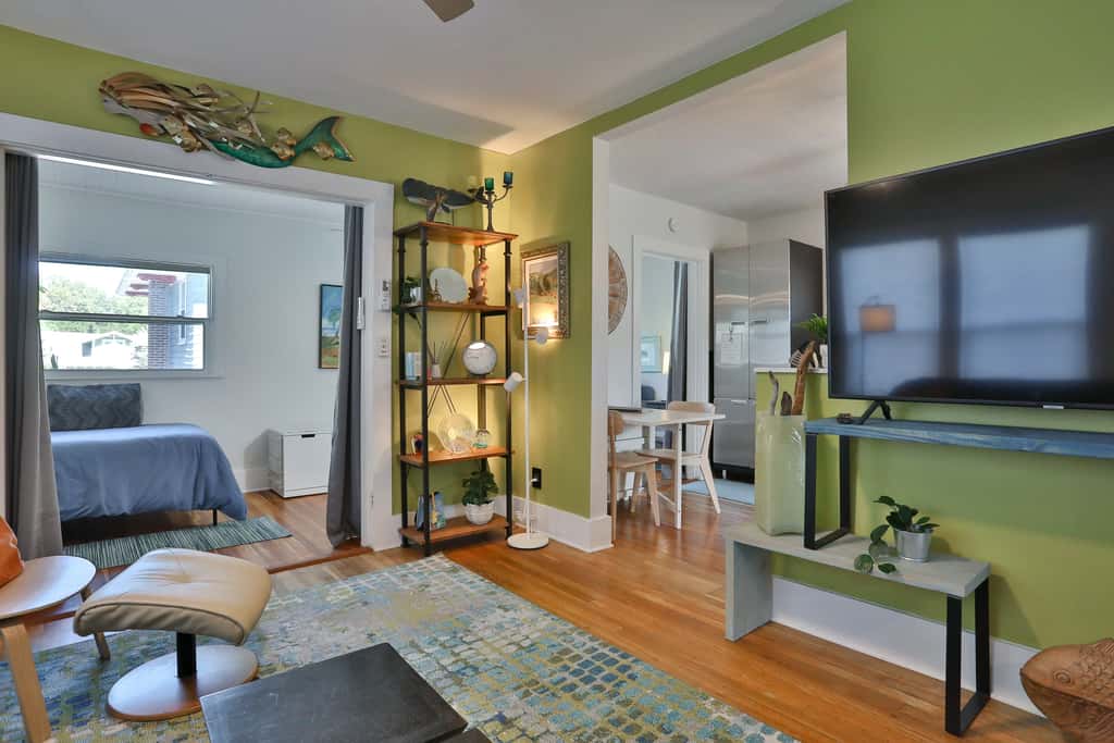 Dog Friendly Second Floor Retreat with WiFi Private Patio and Great Location