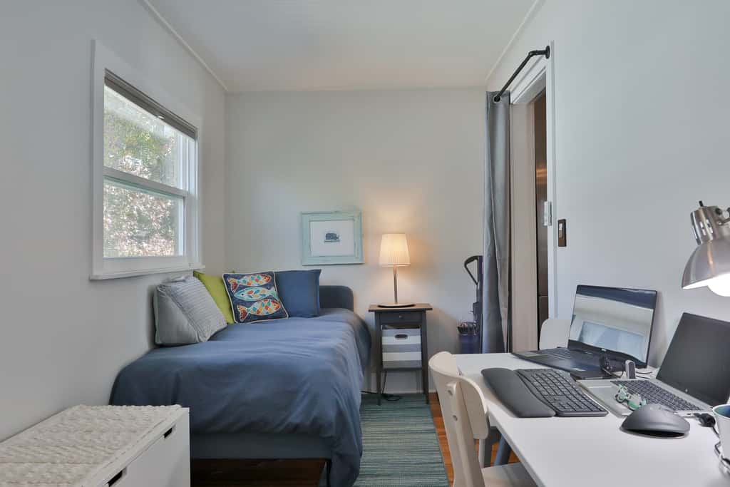 Dog Friendly Second Floor Retreat with WiFi Private Patio and Great Location