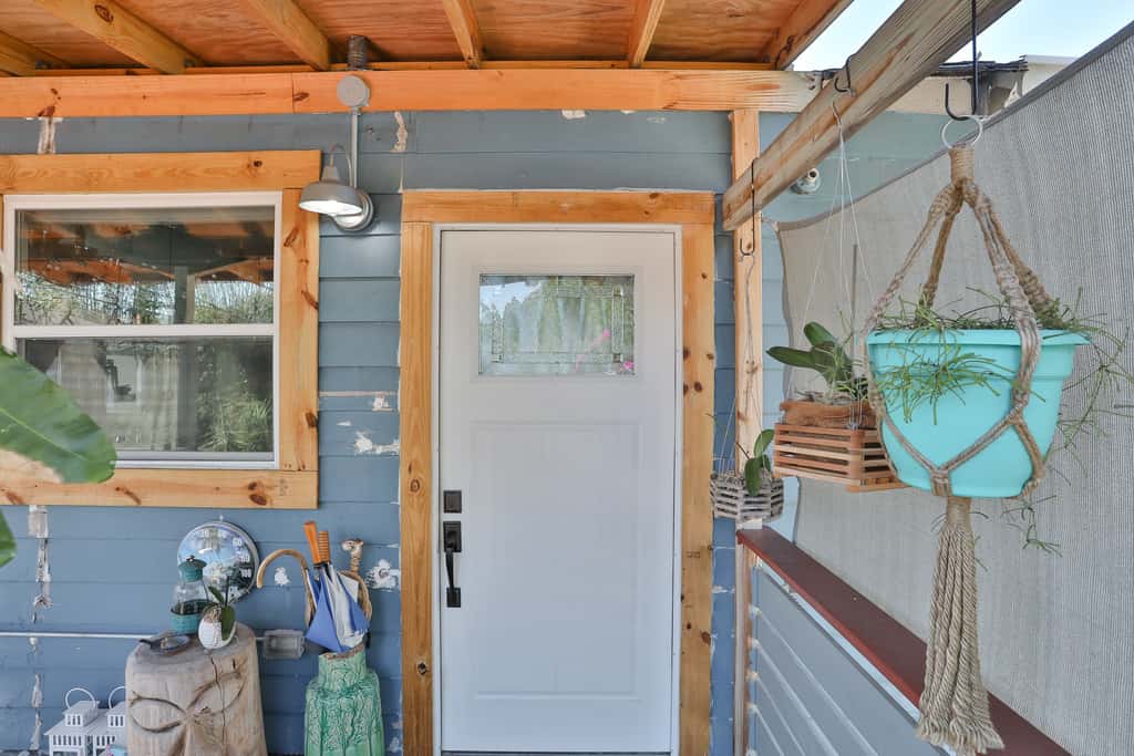 Dog Friendly Second Floor Retreat with WiFi Private Patio and Great Location