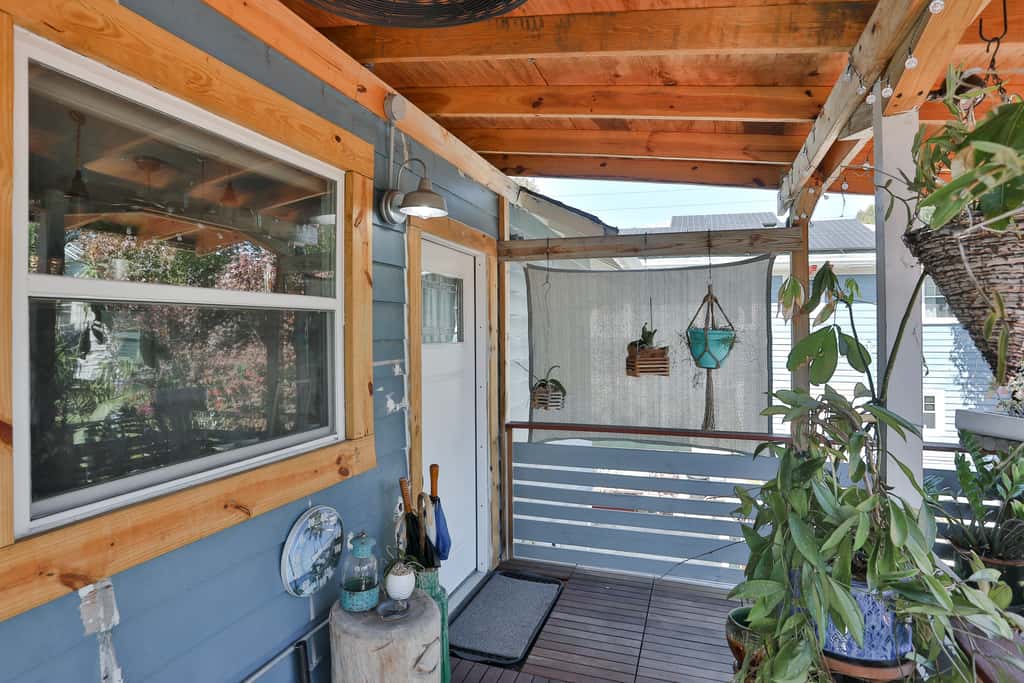 Dog Friendly Second Floor Retreat with WiFi Private Patio and Great Location