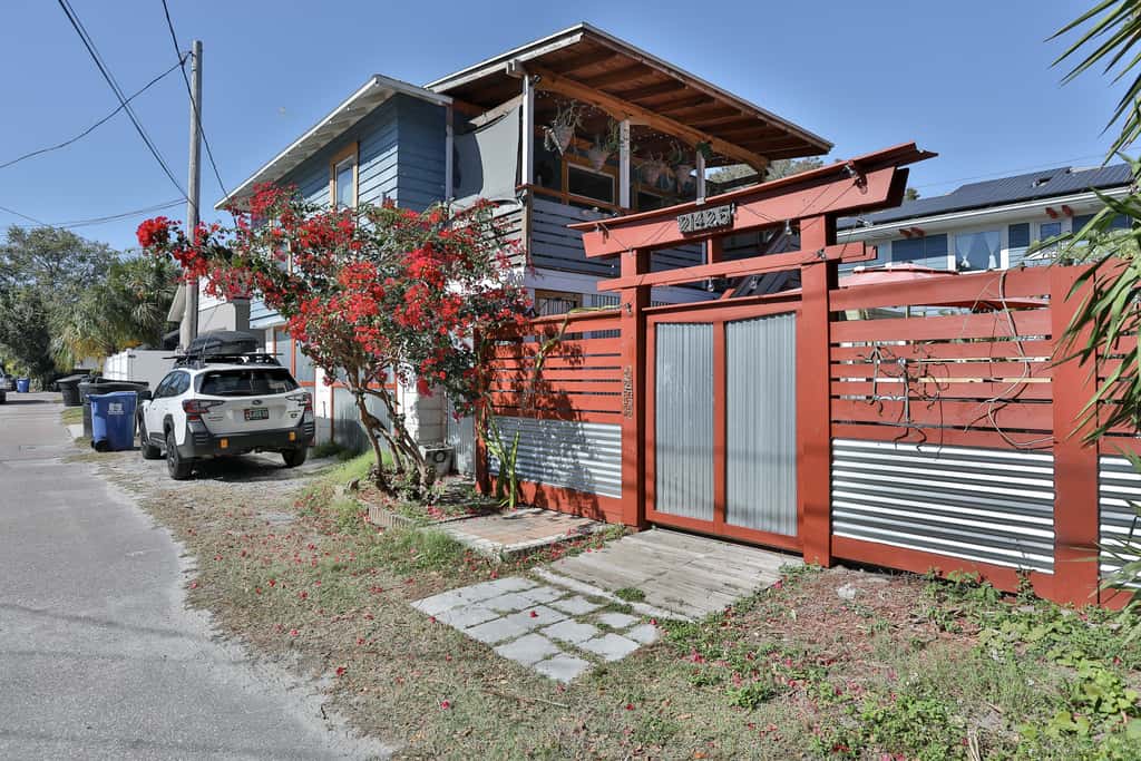 Dog Friendly Second Floor Retreat with WiFi Private Patio and Great Location