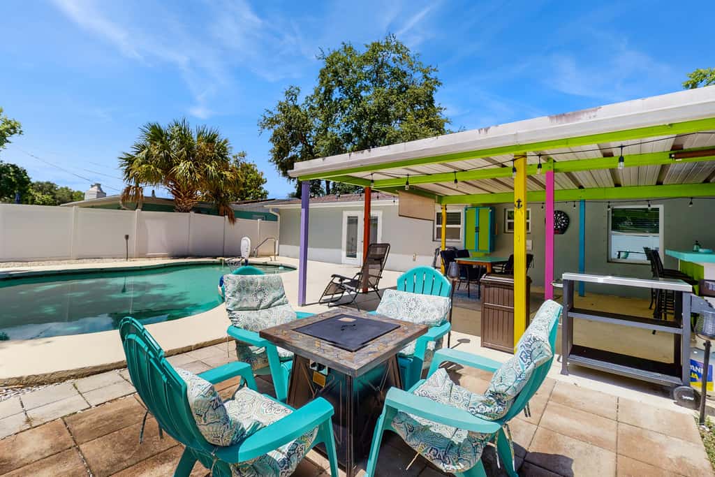 Bright Home with Private Pool High Speed WiFi Firepit Outdoor Bar and Grill