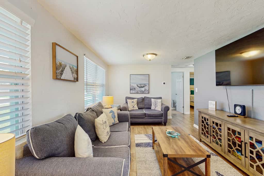 Bright Home with Private Pool High Speed WiFi Firepit Outdoor Bar and Grill