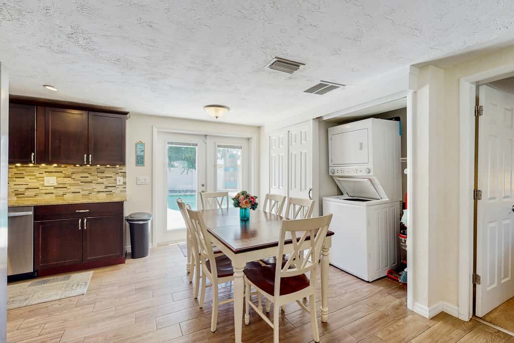 Bright Home with Private Pool High Speed WiFi Firepit Outdoor Bar and Grill