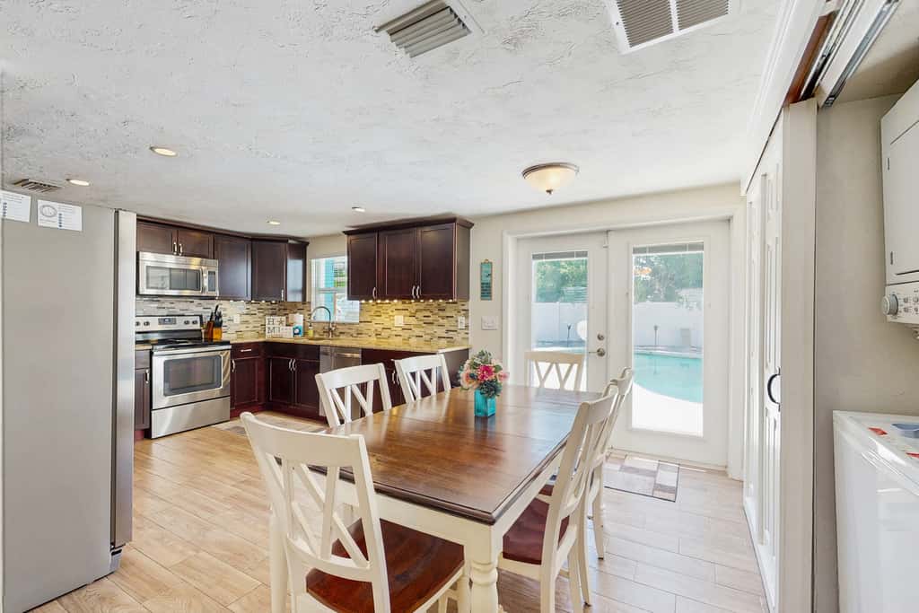 Bright Home with Private Pool High Speed WiFi Firepit Outdoor Bar and Grill