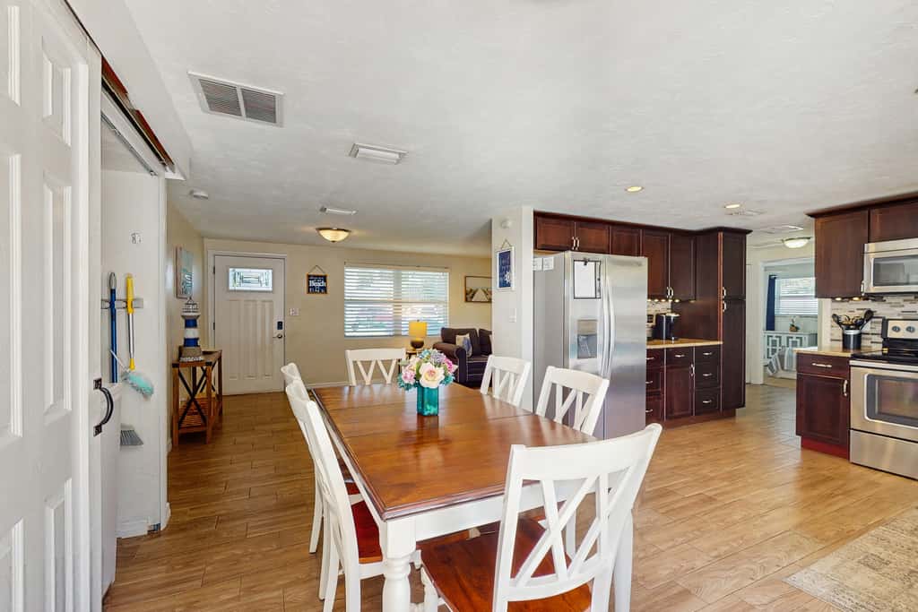 Bright Home with Private Pool High Speed WiFi Firepit Outdoor Bar and Grill