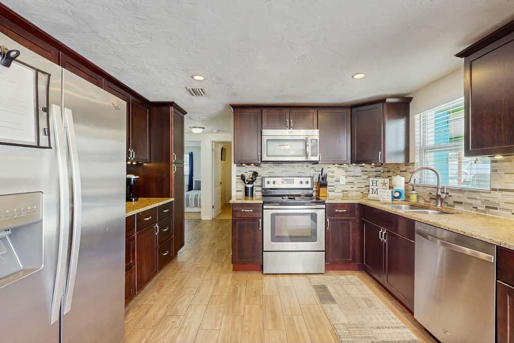 Bright Home with Private Pool High Speed WiFi Firepit Outdoor Bar and Grill