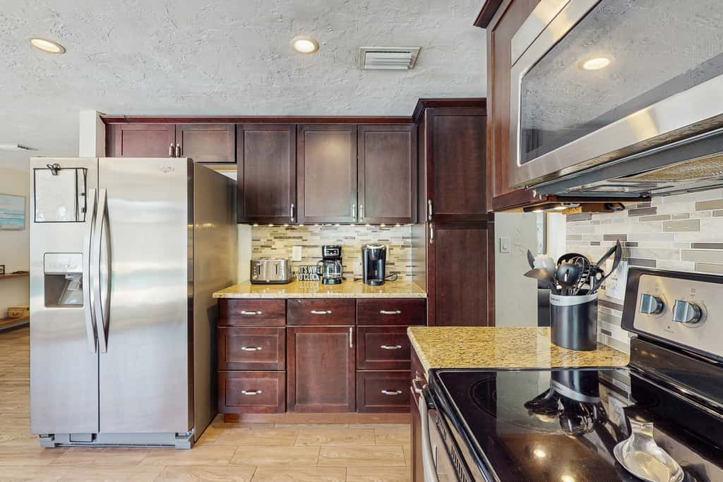 Bright Home with Private Pool High Speed WiFi Firepit Outdoor Bar and Grill