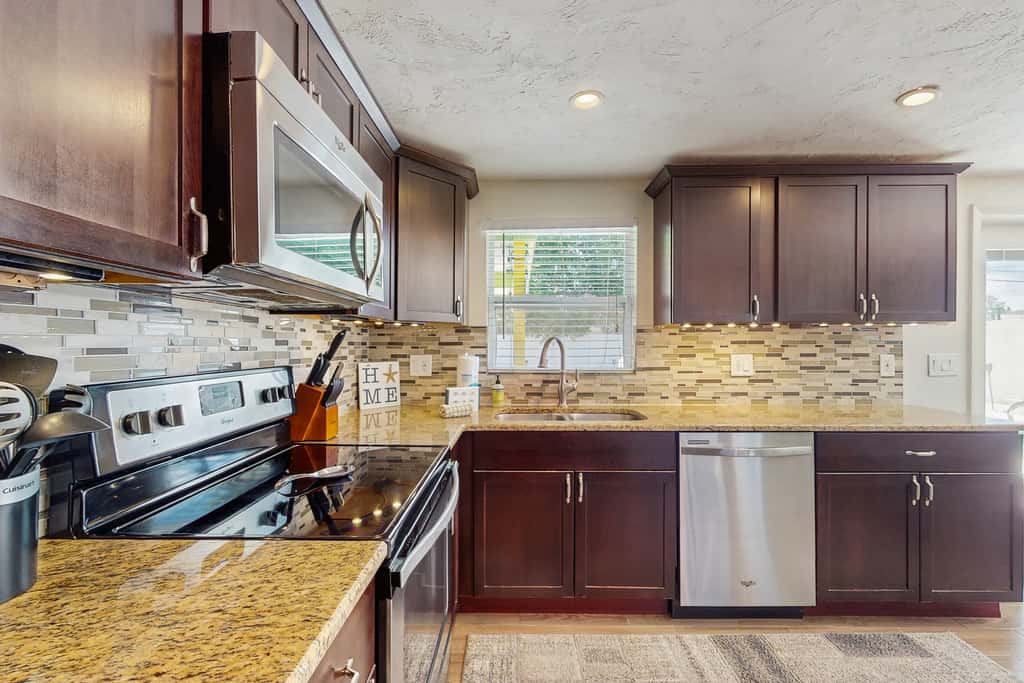 Bright Home with Private Pool High Speed WiFi Firepit Outdoor Bar and Grill