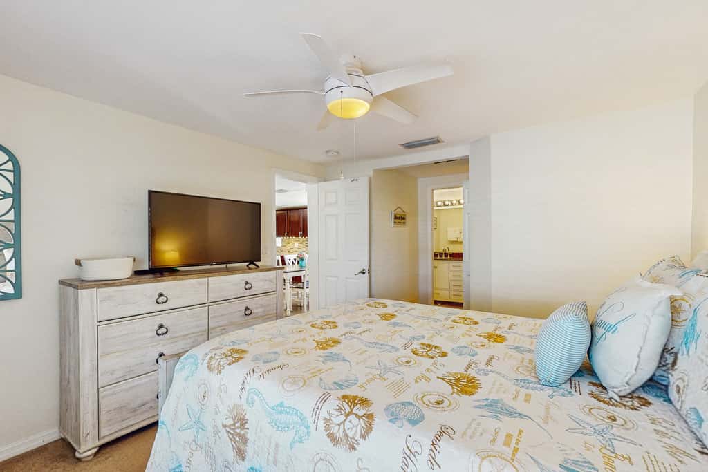 Bright Home with Private Pool High Speed WiFi Firepit Outdoor Bar and Grill