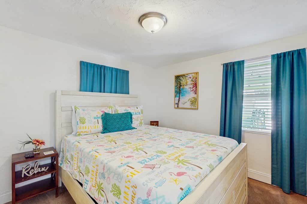 Bright Home with Private Pool High Speed WiFi Firepit Outdoor Bar and Grill