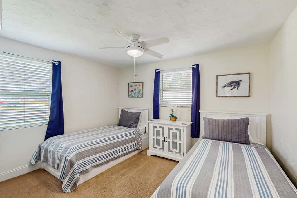 Bright Home with Private Pool High Speed WiFi Firepit Outdoor Bar and Grill