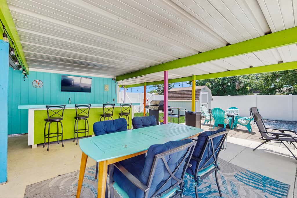 Bright Home with Private Pool High Speed WiFi Firepit Outdoor Bar and Grill