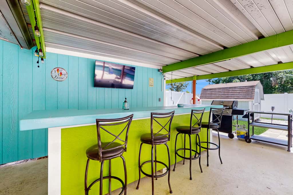 Bright Home with Private Pool High Speed WiFi Firepit Outdoor Bar and Grill