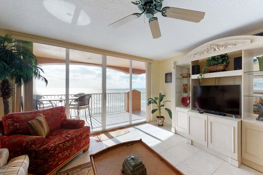Luxurious waterfront penthouse with stunning Gulf views hot tub and two pools