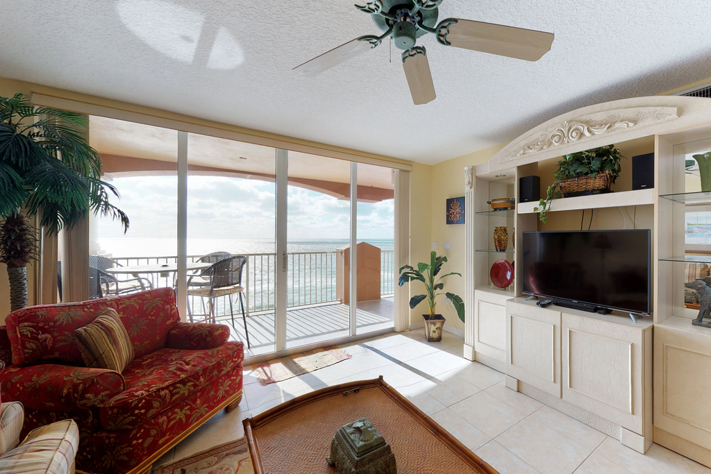 Luxurious waterfront penthouse with stunning Gulf views hot tub and two pools