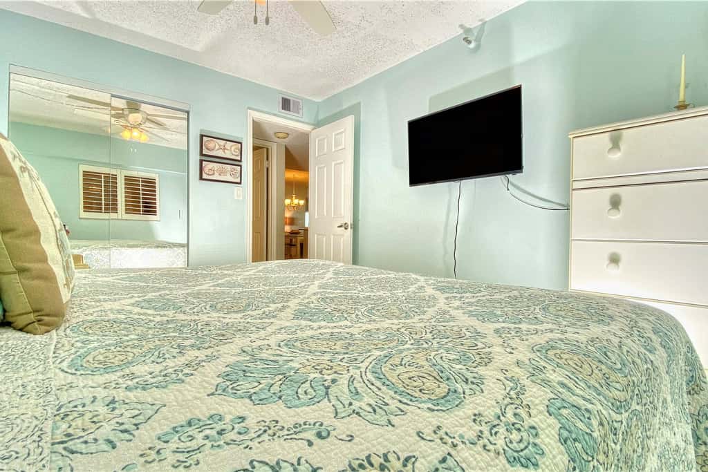 Peaceful Beachfront Escape w/Private Balcony, Heated pool & Spa