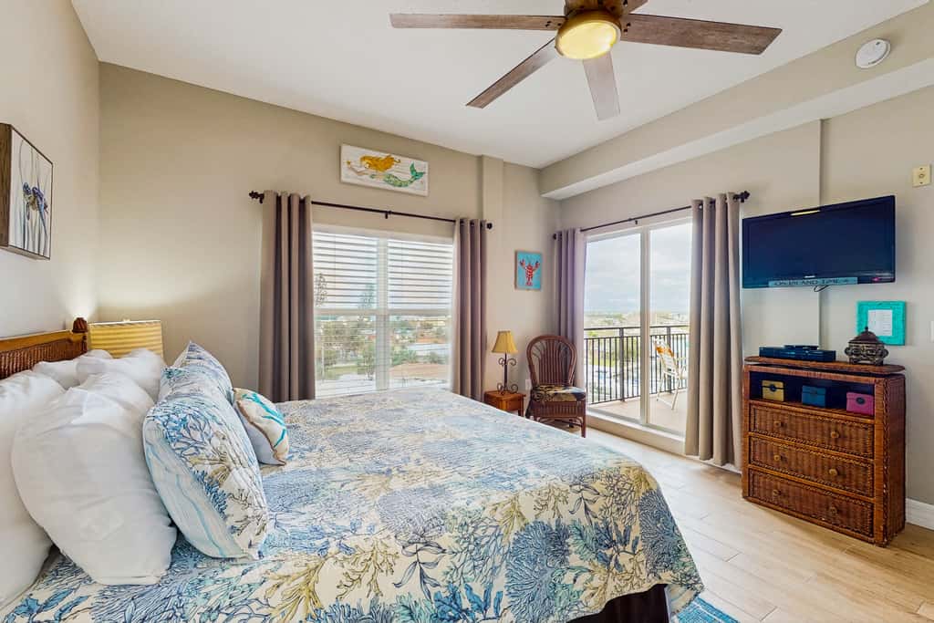 Intracoastal view condo with pool hot tub and marina access walk to beach
