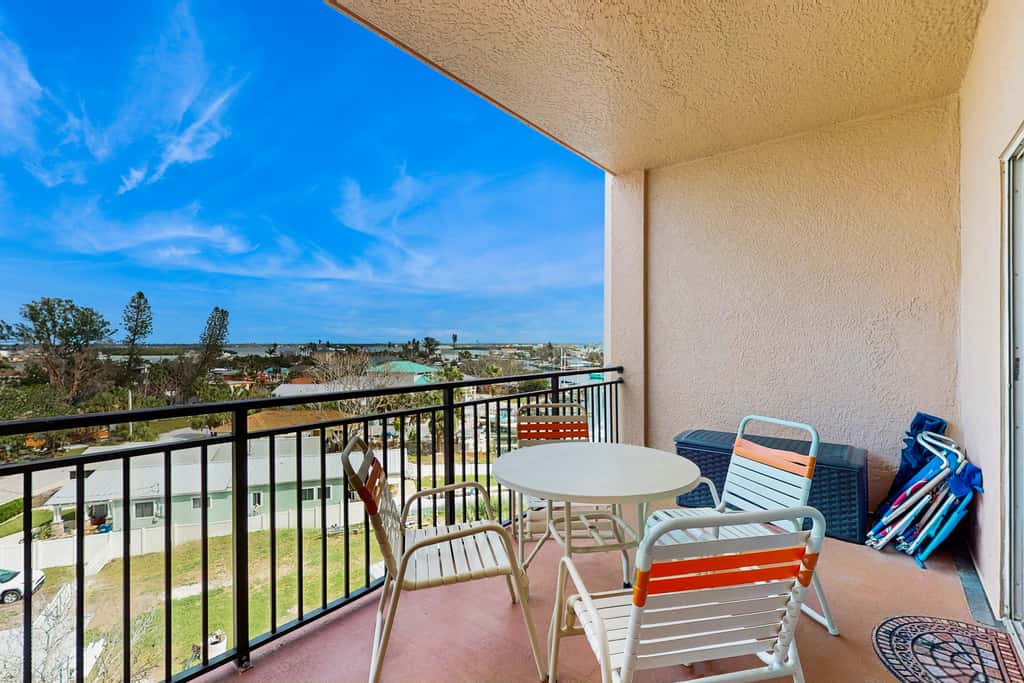 Intracoastal view condo with pool hot tub and marina access walk to beach