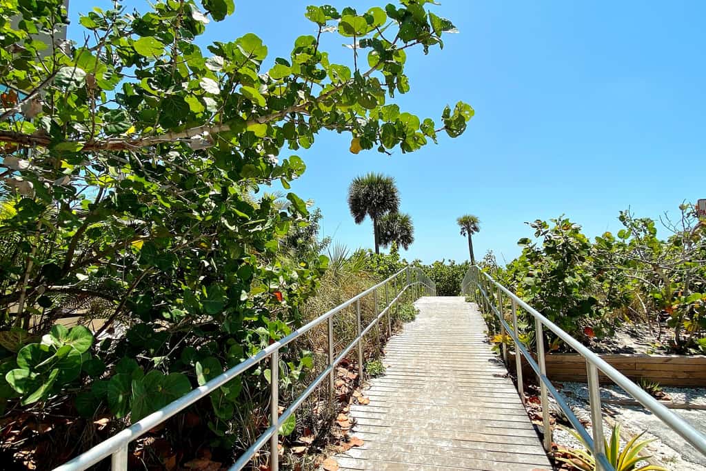 Intracoastal view condo with pool hot tub and marina access walk to beach