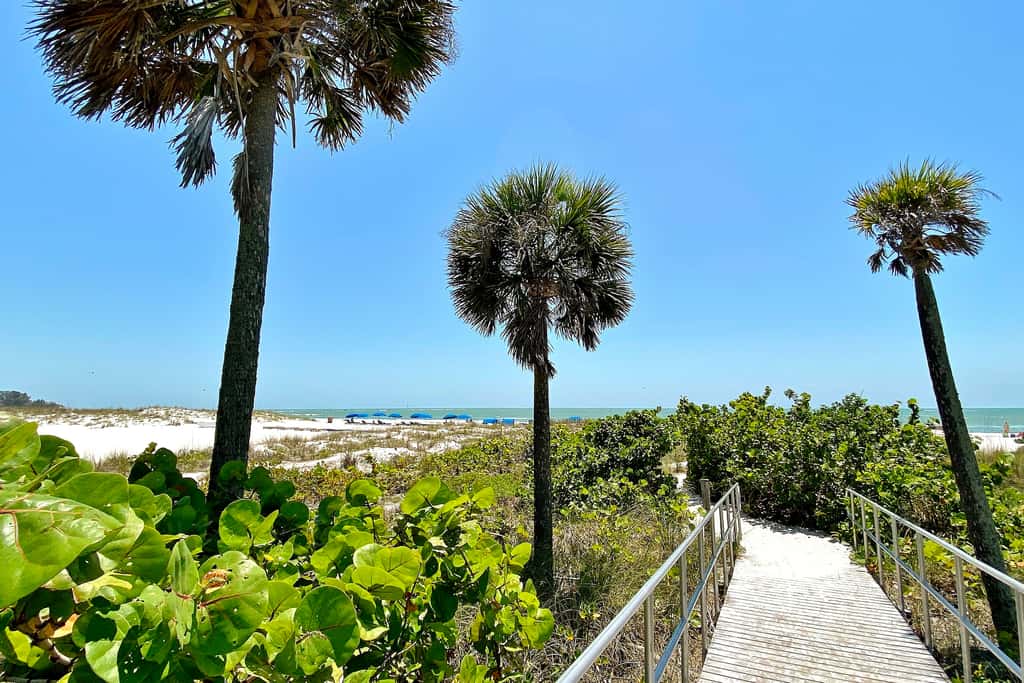 Intracoastal view condo with pool hot tub and marina access walk to beach
