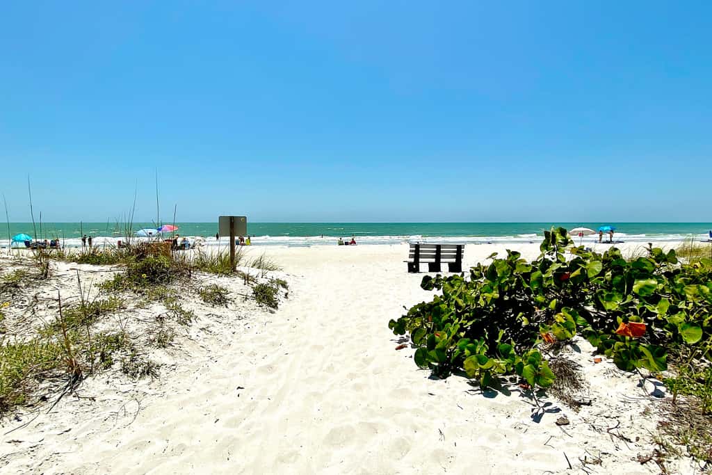 Intracoastal view condo with pool hot tub and marina access walk to beach