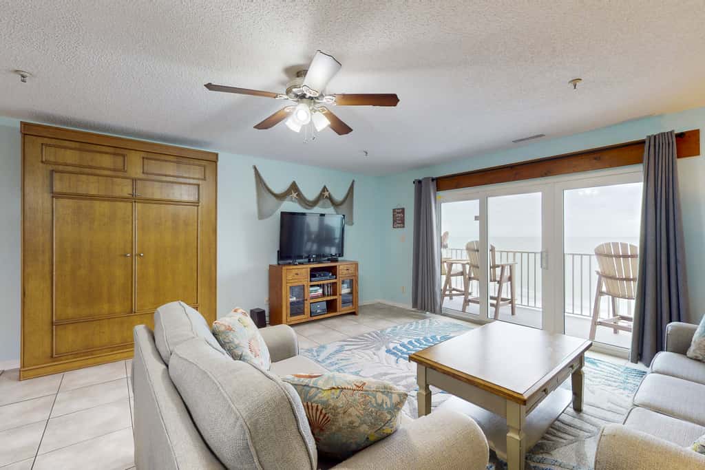 Top floor beachfront condo with Gulf views balcony pool hot tub and bocce