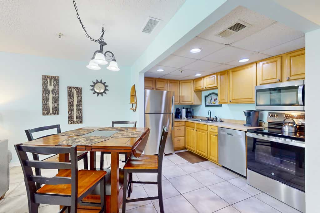 Top floor beachfront condo with Gulf views balcony pool hot tub and bocce