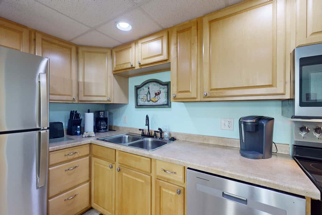 Top floor beachfront condo with Gulf views balcony pool hot tub and bocce